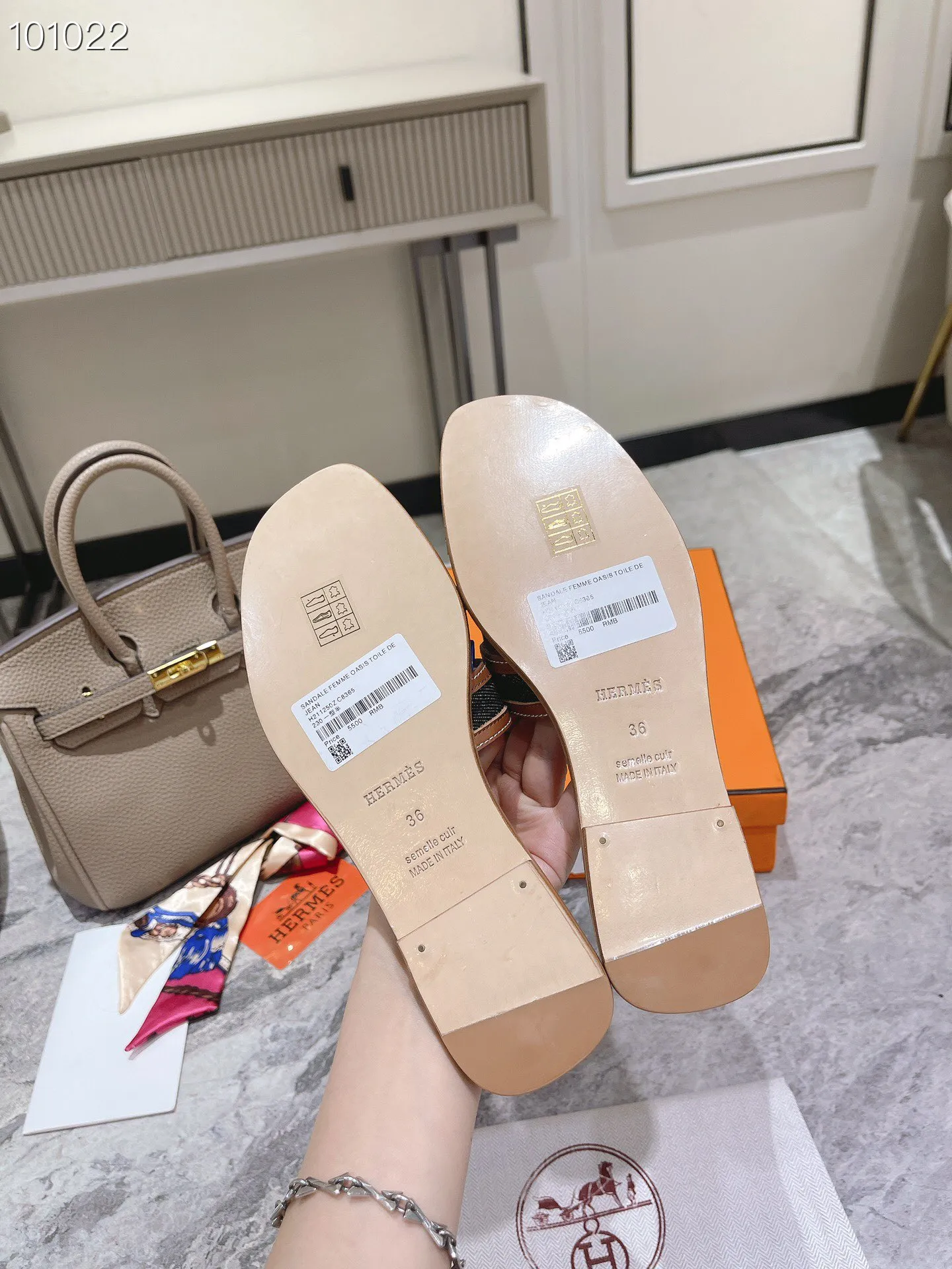 👟👟Ex-factory price 400👟👟 Genuine leather sole +50 New model for early spring, (high-end splicing and oil edge technology) newly revised version (Hermès), upgraded packaging, upgraded version and workmanship materials. Hermes®🔴The highest version of handmade shoes on the market✨✨ Top product Hermès slippers🐎 The new high-end fashion is the same as the original version, purely handmade by masters! ❥High-end customization, the highest version in the industry⚠❥Using: Hermers upper: Italian imported cowhide + original custom-grade Australian sheepskin feet + genuine leather outsole (pursuing top walking comfort) Hermes━━━━━ size: 35-40 (34.41.42 custom-made, non-returnable) Genuine leather sole Rubber sole